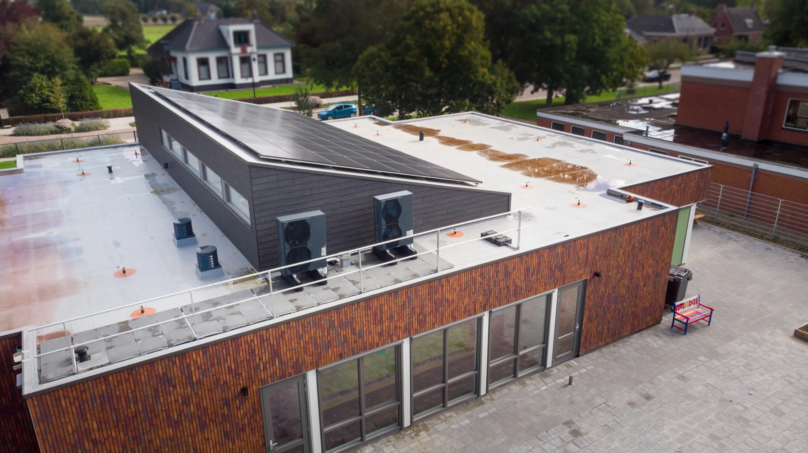 Dak van een school met klimaatunits