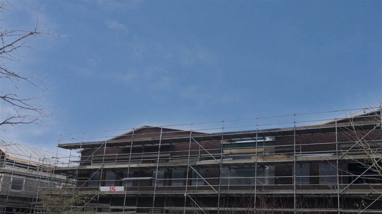 Nieuwbouw met glazen gevel en zonnepanelen
