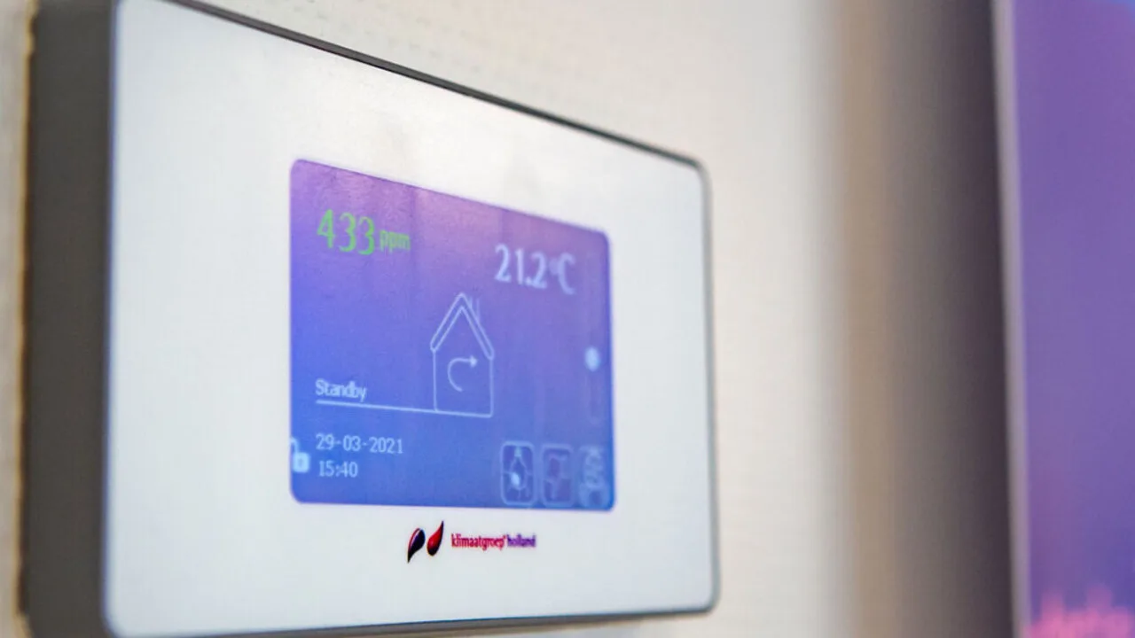 CO₂-meter op een tafel in een vergaderruimte