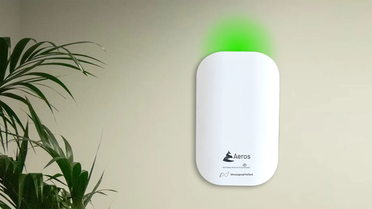 CO₂-meter met groen stoplicht aan de muur van een lokaal