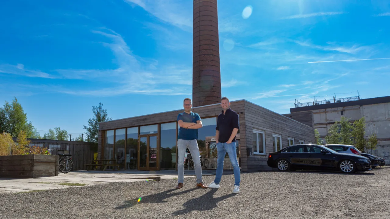 Jurian Zijlstra en Bas Bolt voor hun kantoor op het Suikerfabriekterrein in Groningen