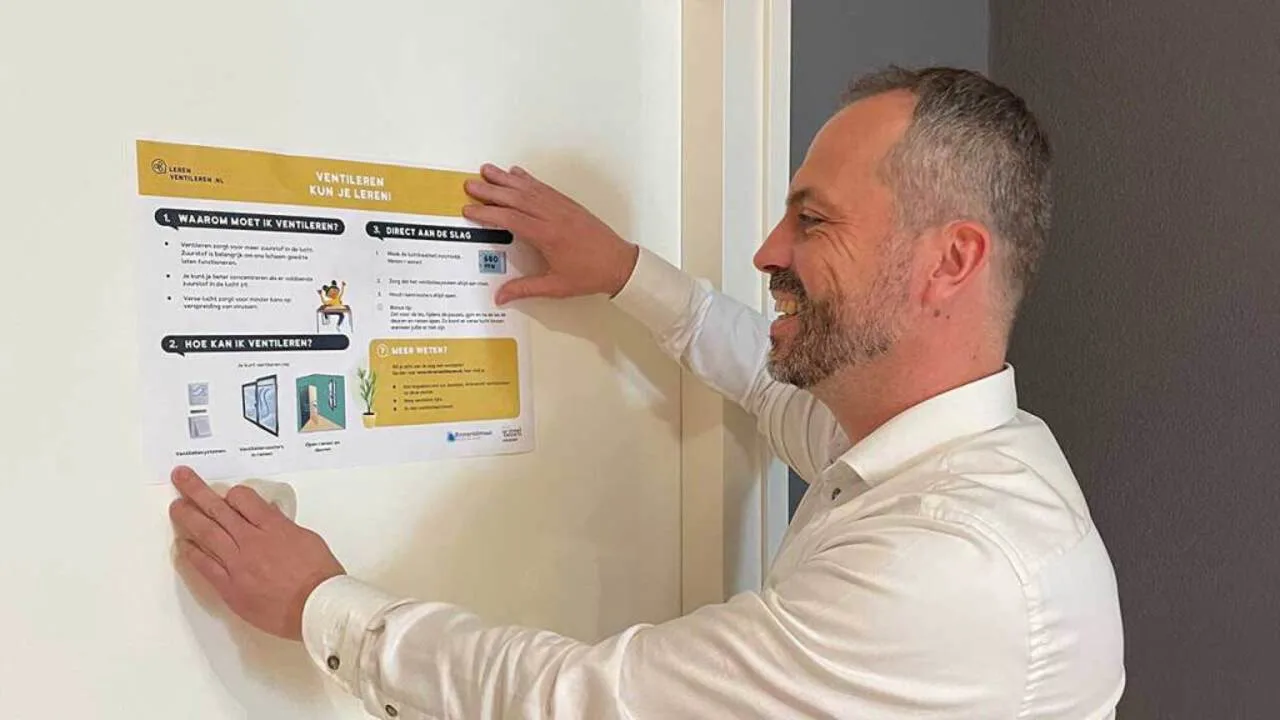 Poster ‘Ventileren kun je leren’ in een klaslokaal