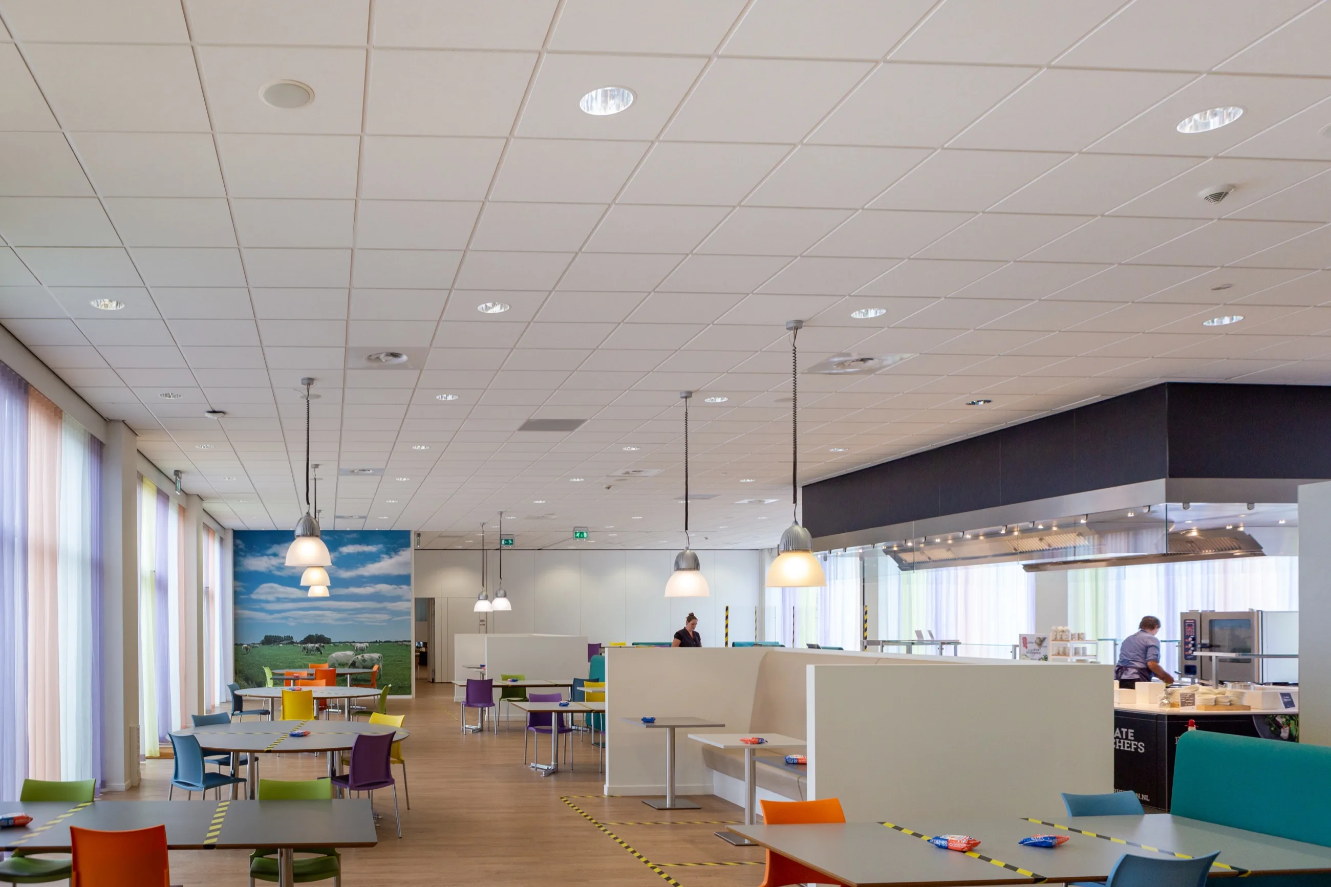 Overleg in een open kantoor