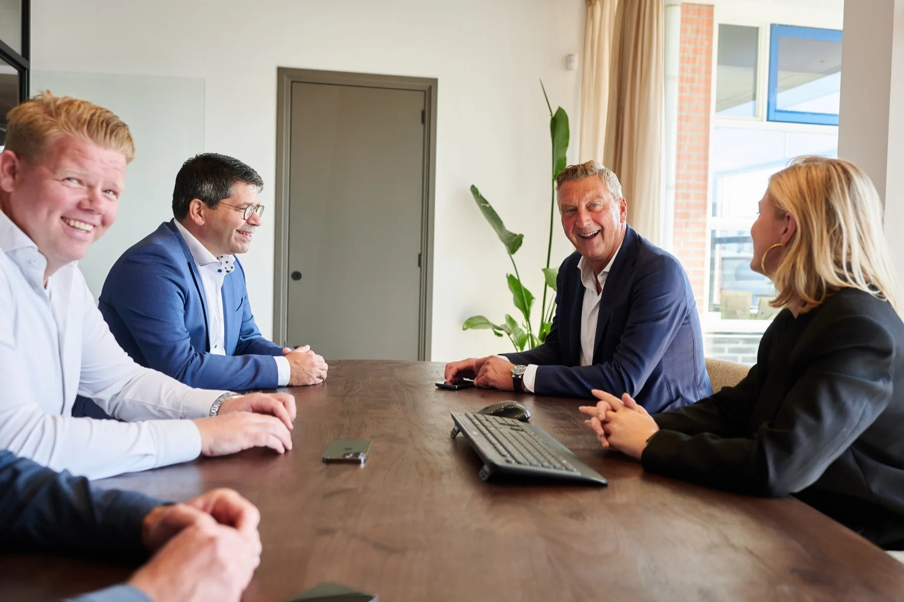 Overleg aan tafel bij Klimaatgroep Holland